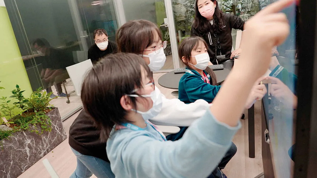 子供たちがオフィスで次世代遠隔コミュニケーションツールを試している様子