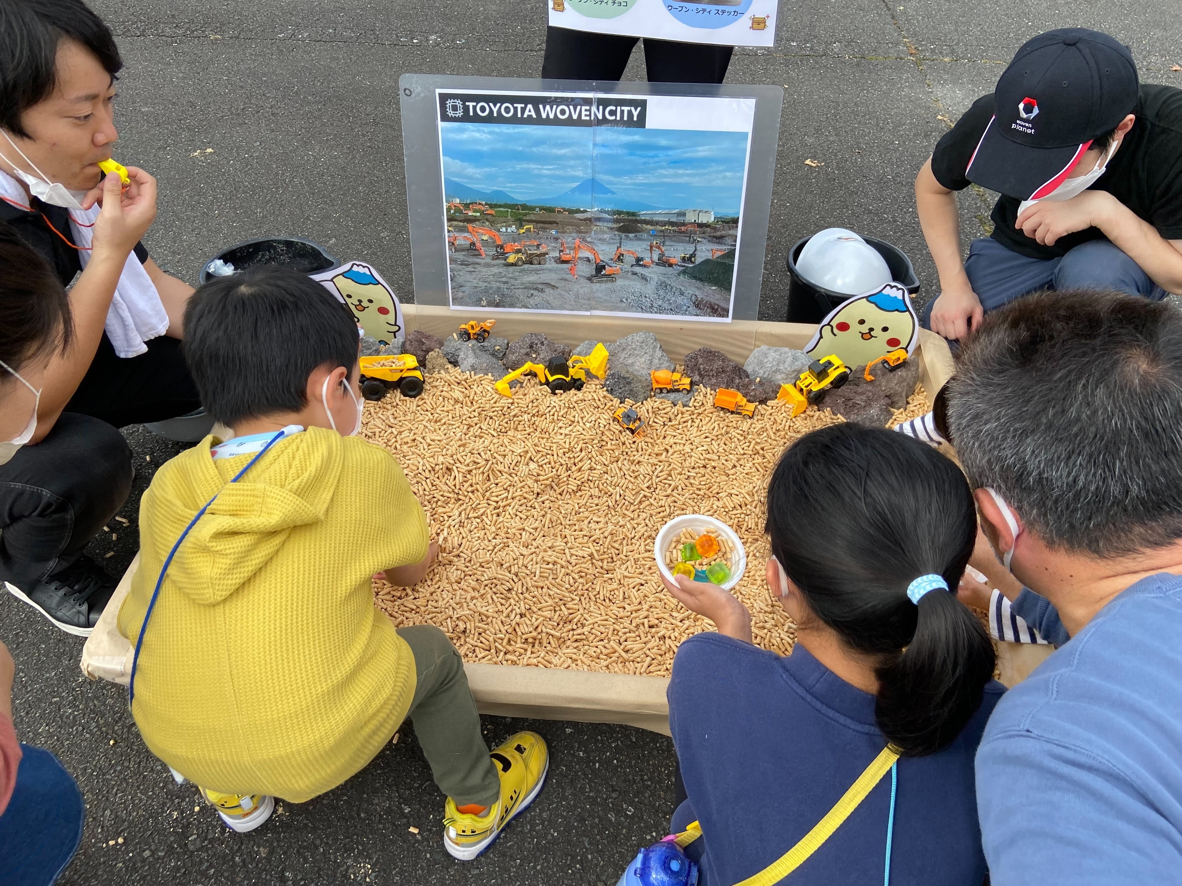 Photo of children participating in the construction experience corner at Community Friendship Festival - Susono
