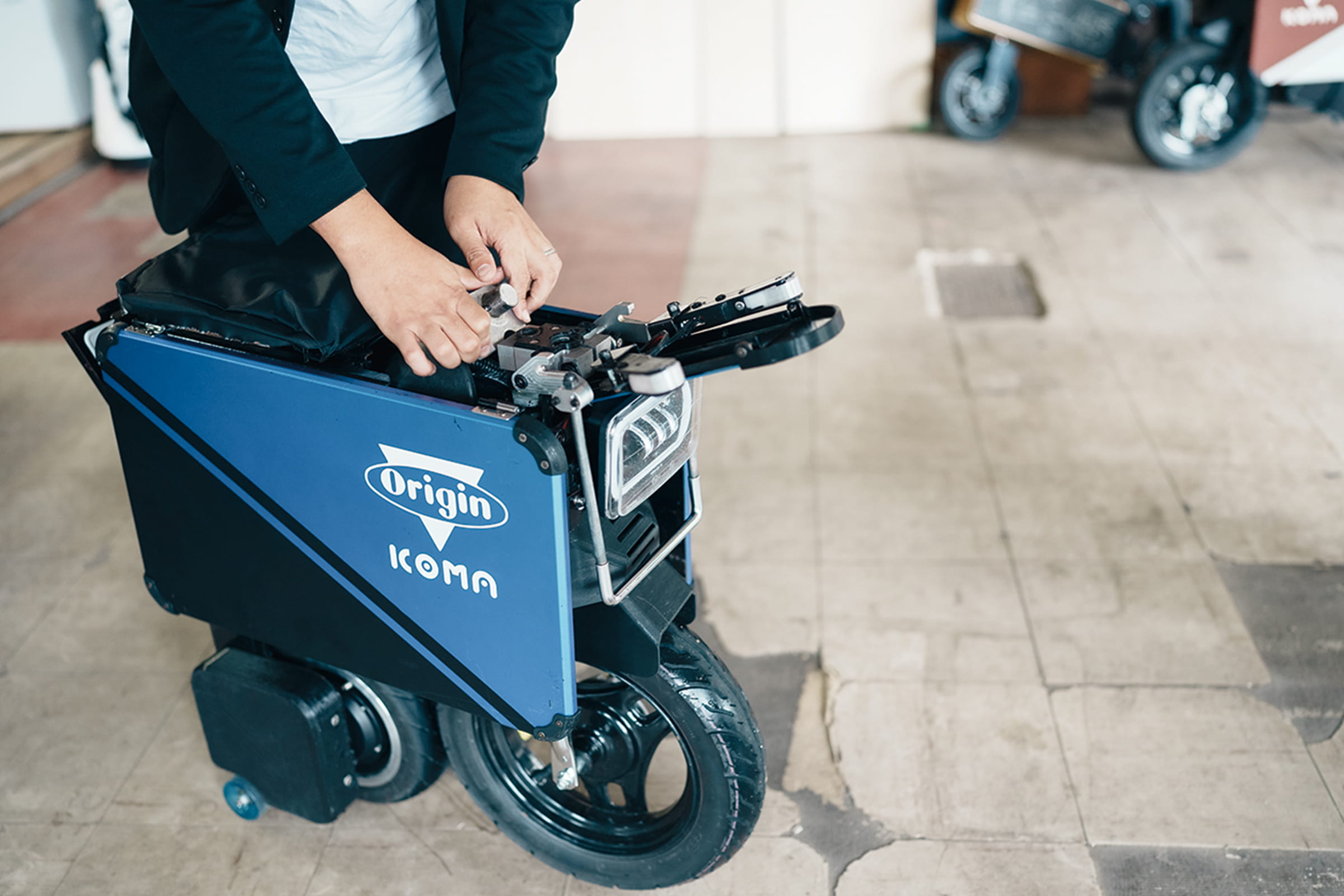 Photo of Ikoma folding up a TATAMEL BIKE